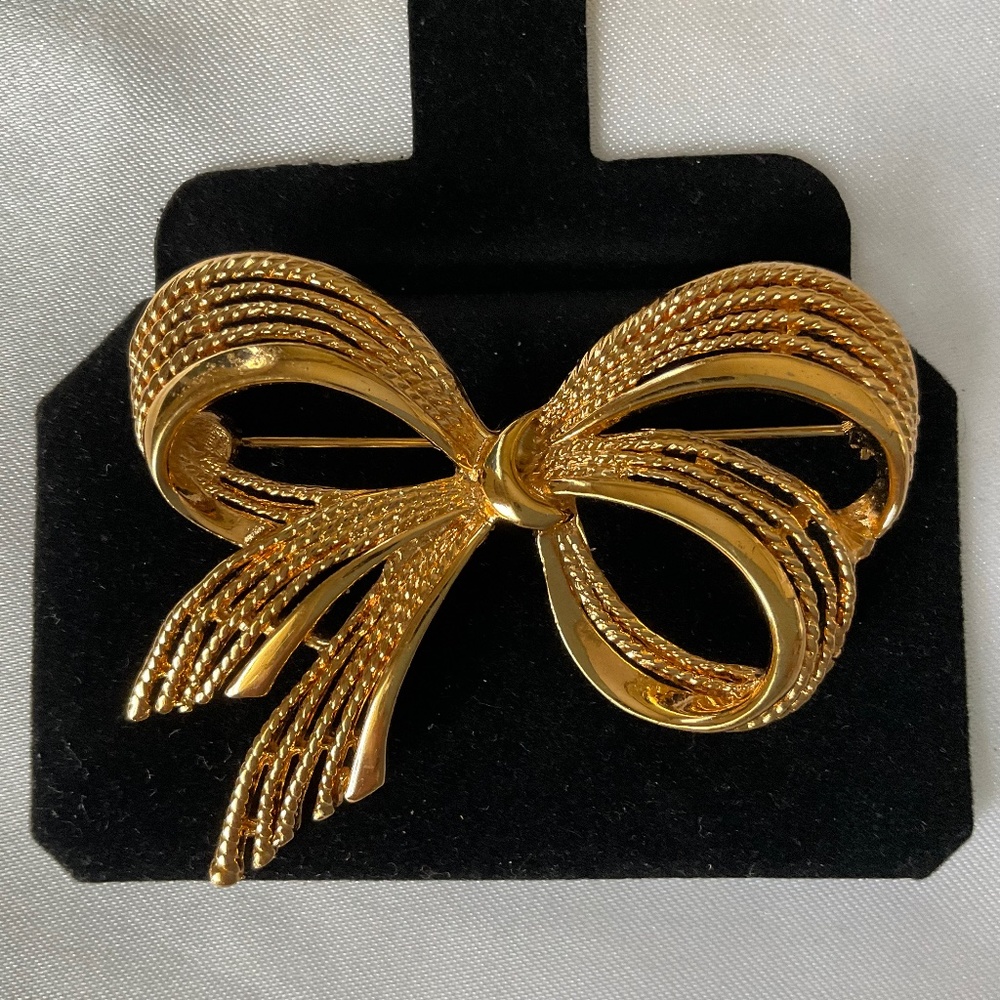 VINTAGE GOLD TONE NAPIER BOW PIN